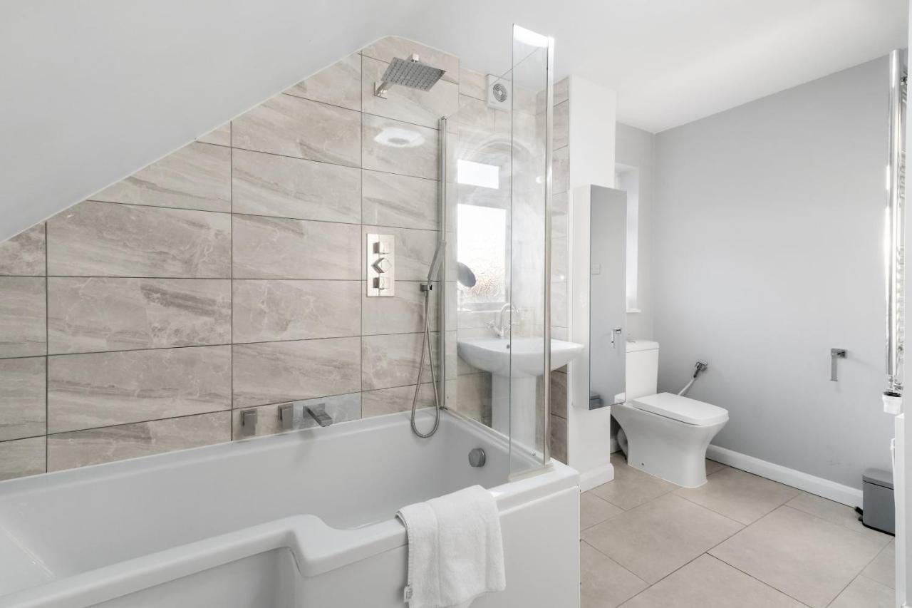 Staiforce 2 Bedroom House With Parking Maidenhead Exterior photo